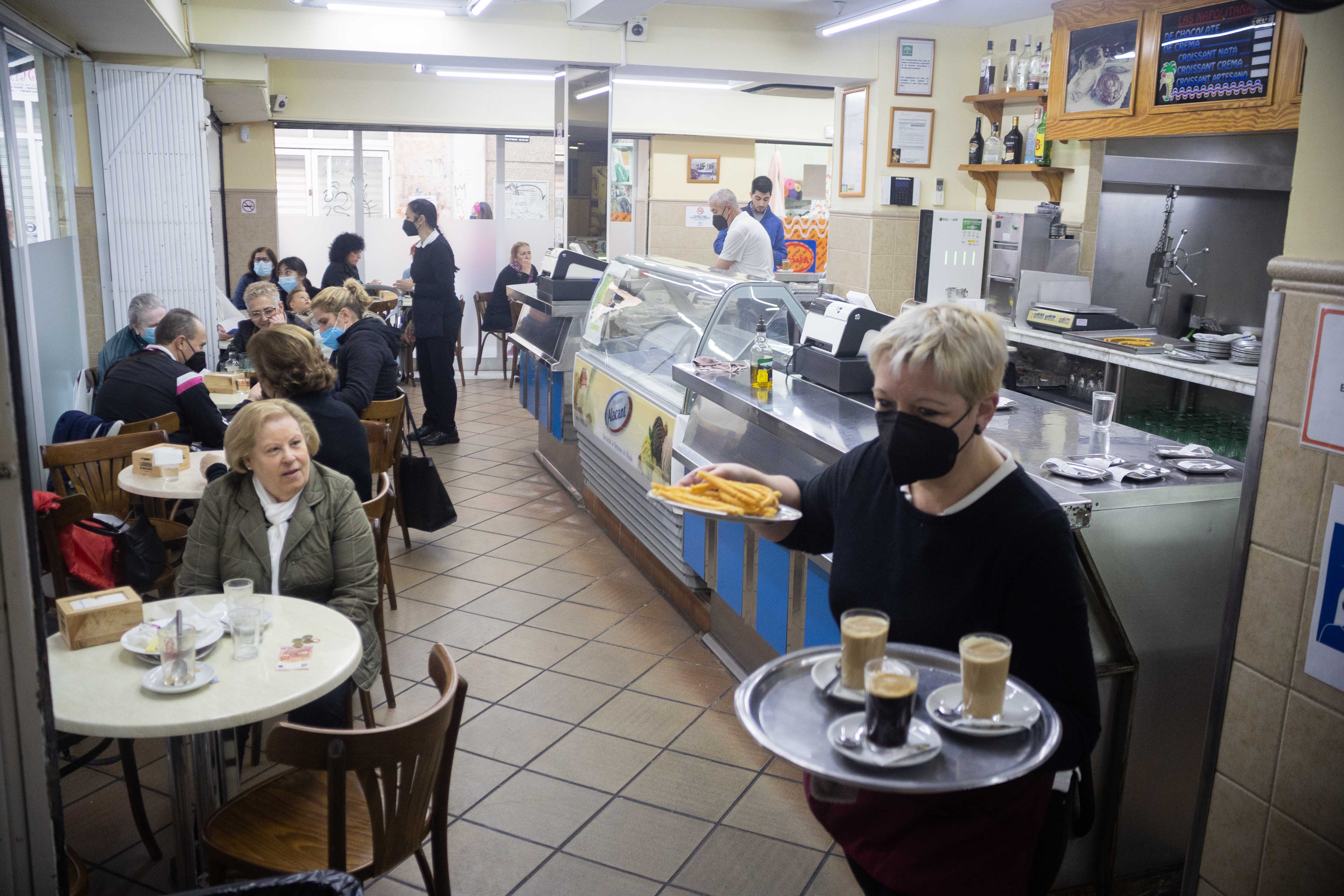 El interior de la cafetería Julio Alacant, uno de los clásicos de la calle Doña Blanca en Jerez