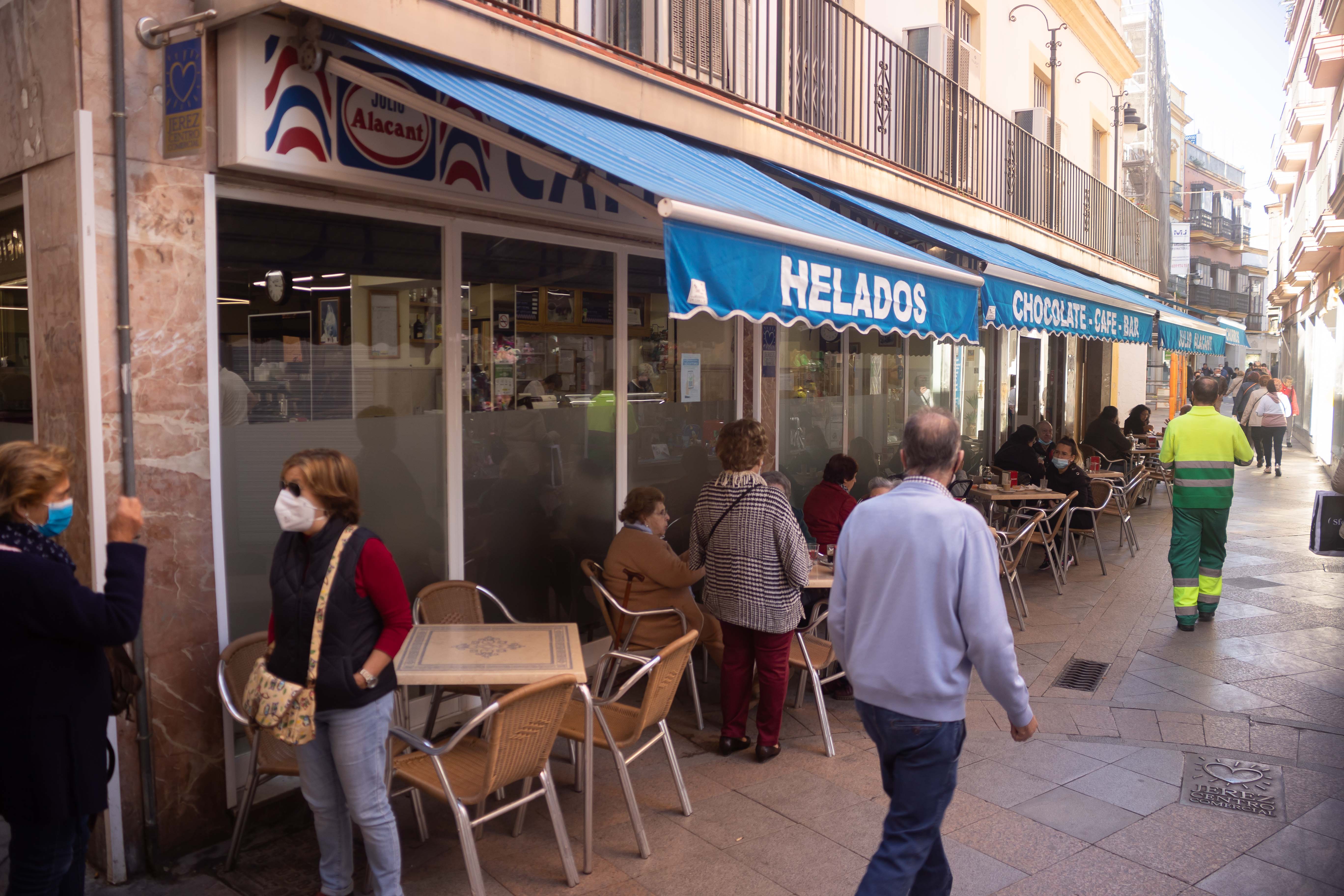 La calle Doña Blanca y la chocolatería Julio Alacant