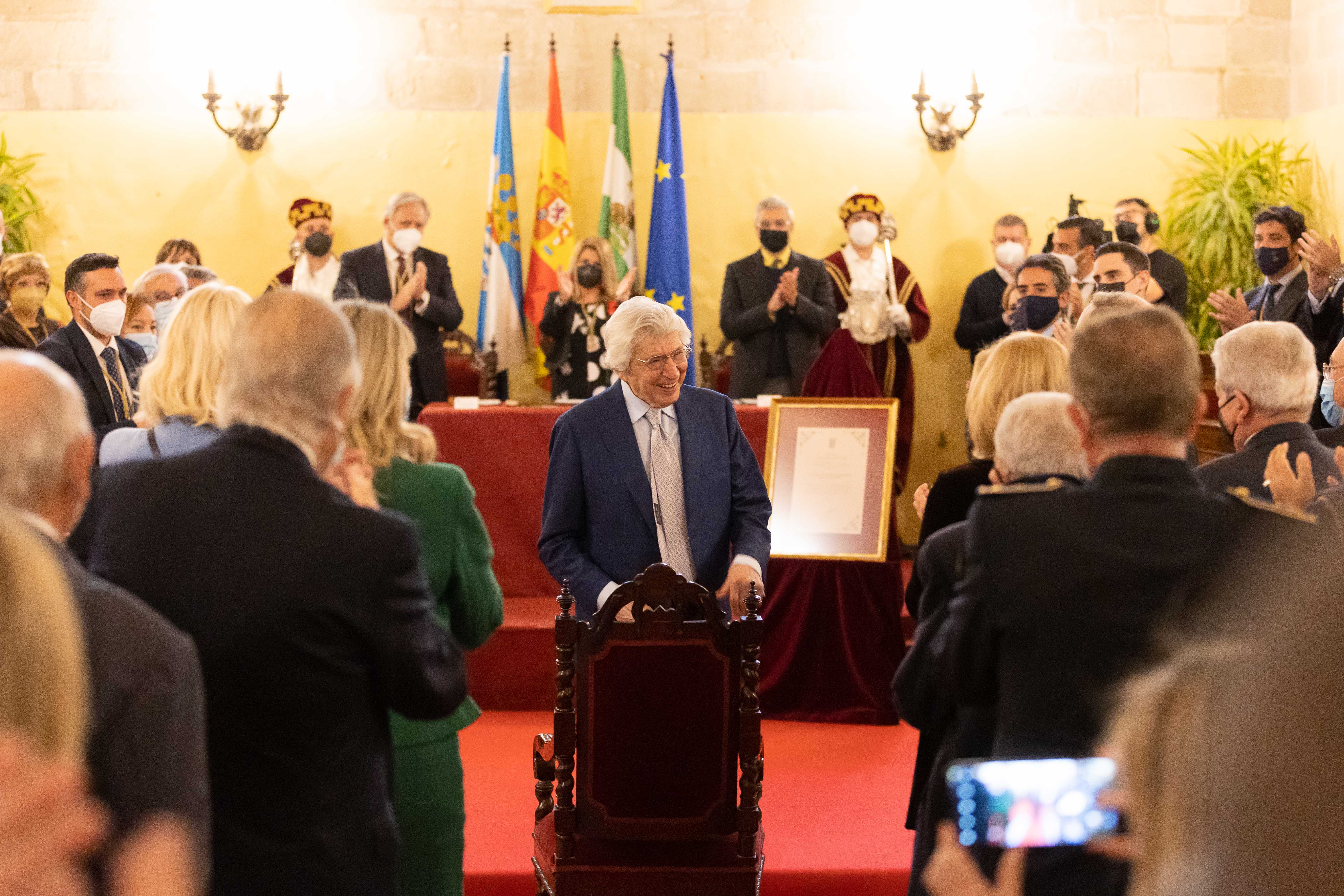 Honores de Jerez a Manuel Alejandro: como lo ama su ciudad, nadie lo amará. Manuel Alejandro en el acto de nombramiento como Hijo Predilecto de Jerez. Honores de Jerez a Manuel Alejandro: como lo ama su ciudad, nadie lo amará. Manuel Alejandro en el acto de nombramiento como Hijo Predilecto de Jerez.