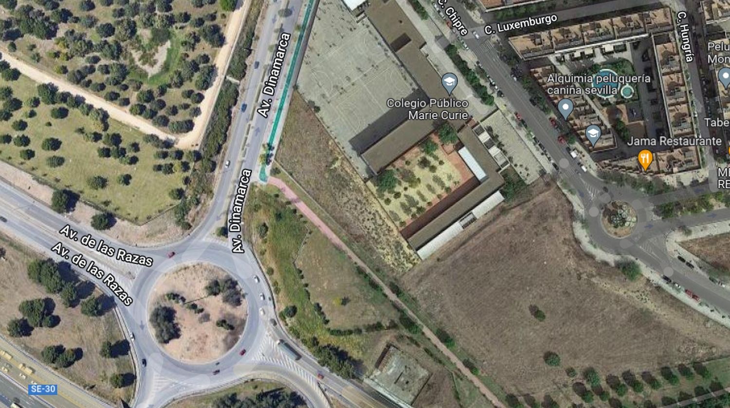 El CEIP Marie Curie y el terreno anexo, a su derecha, emplazamiento para el futuro IES