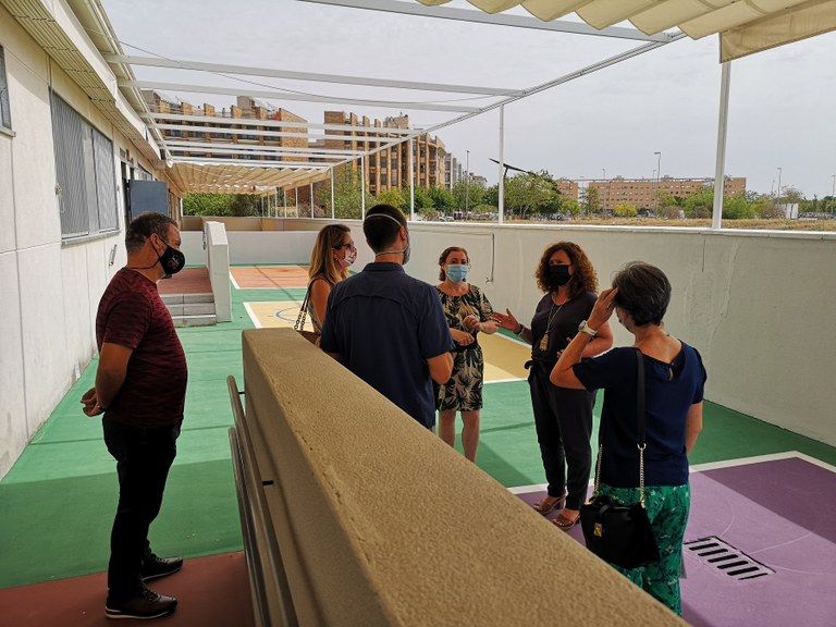 Responsables del Ayto de Sevilla en el colegio Marie Curie hace unos meses, por el trabajo para adecentar los patios de recreo