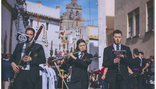 La capilla musical que precede al paso del Cristo de la Salud.   ESTEBAN