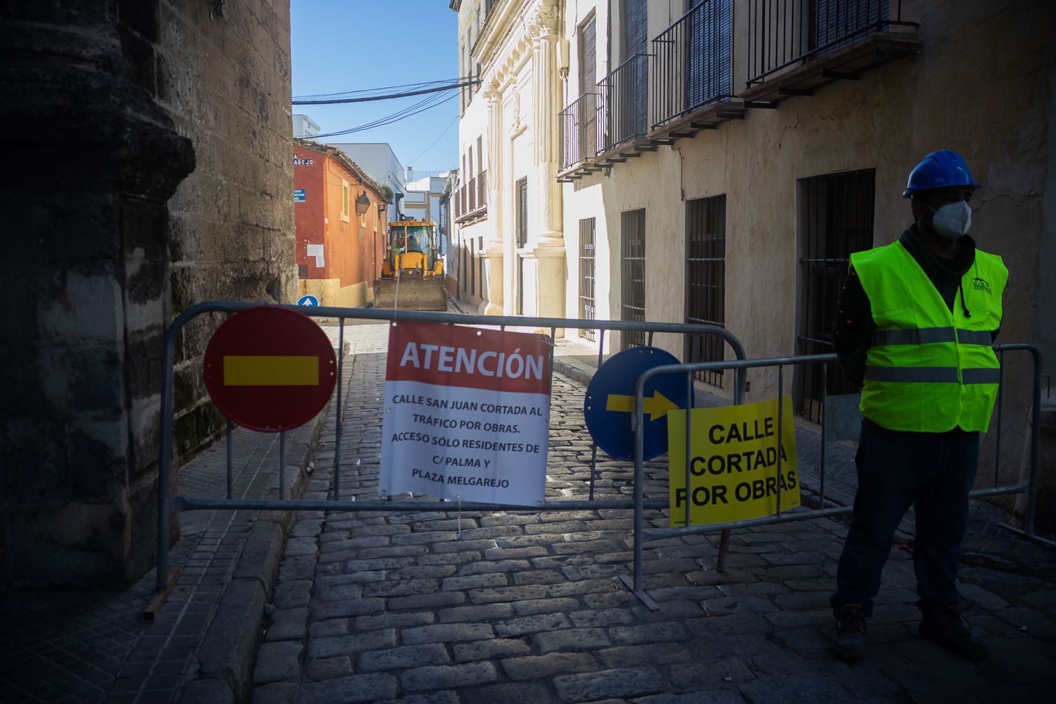 Obras en el entorno de San Juan de los Caballeros, una zona que probablemente quedará restringida a medio plazo a todo tráfico privado ajeno.