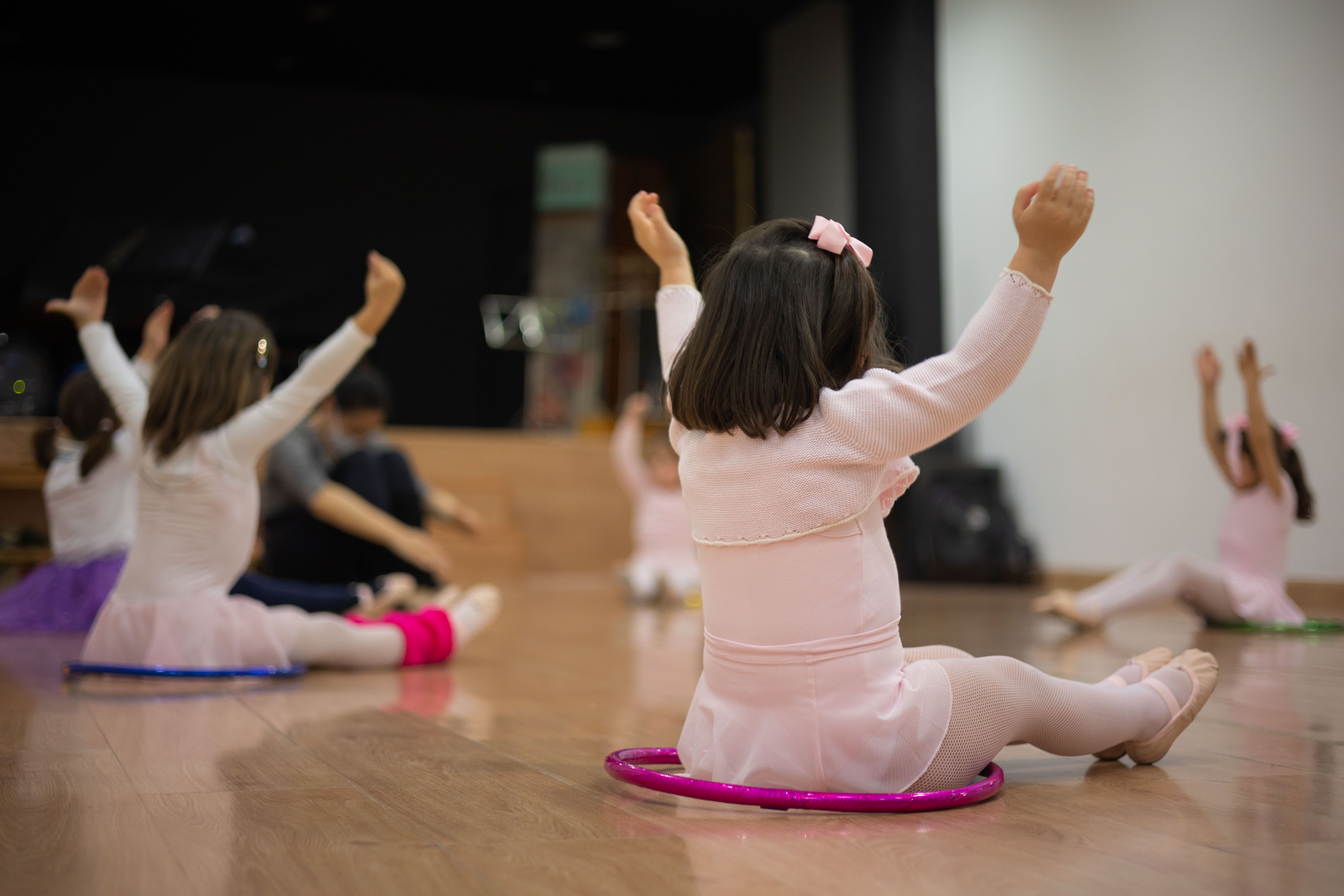 Una clase con niñas y niños en el salón de la escuela musical Musicry
