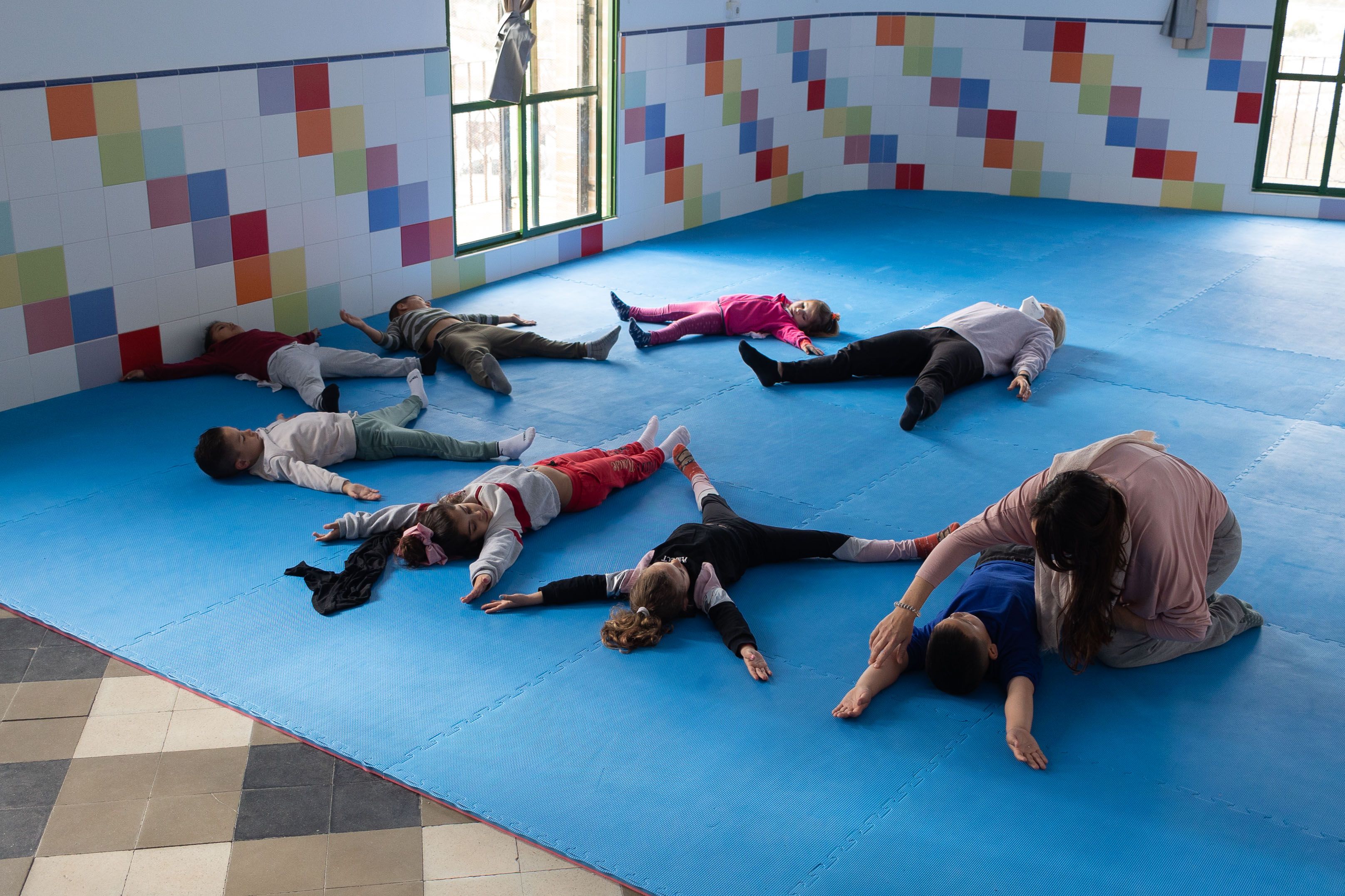 Los alumnos de Infantil durante la clase donde trabajan el movimiento.