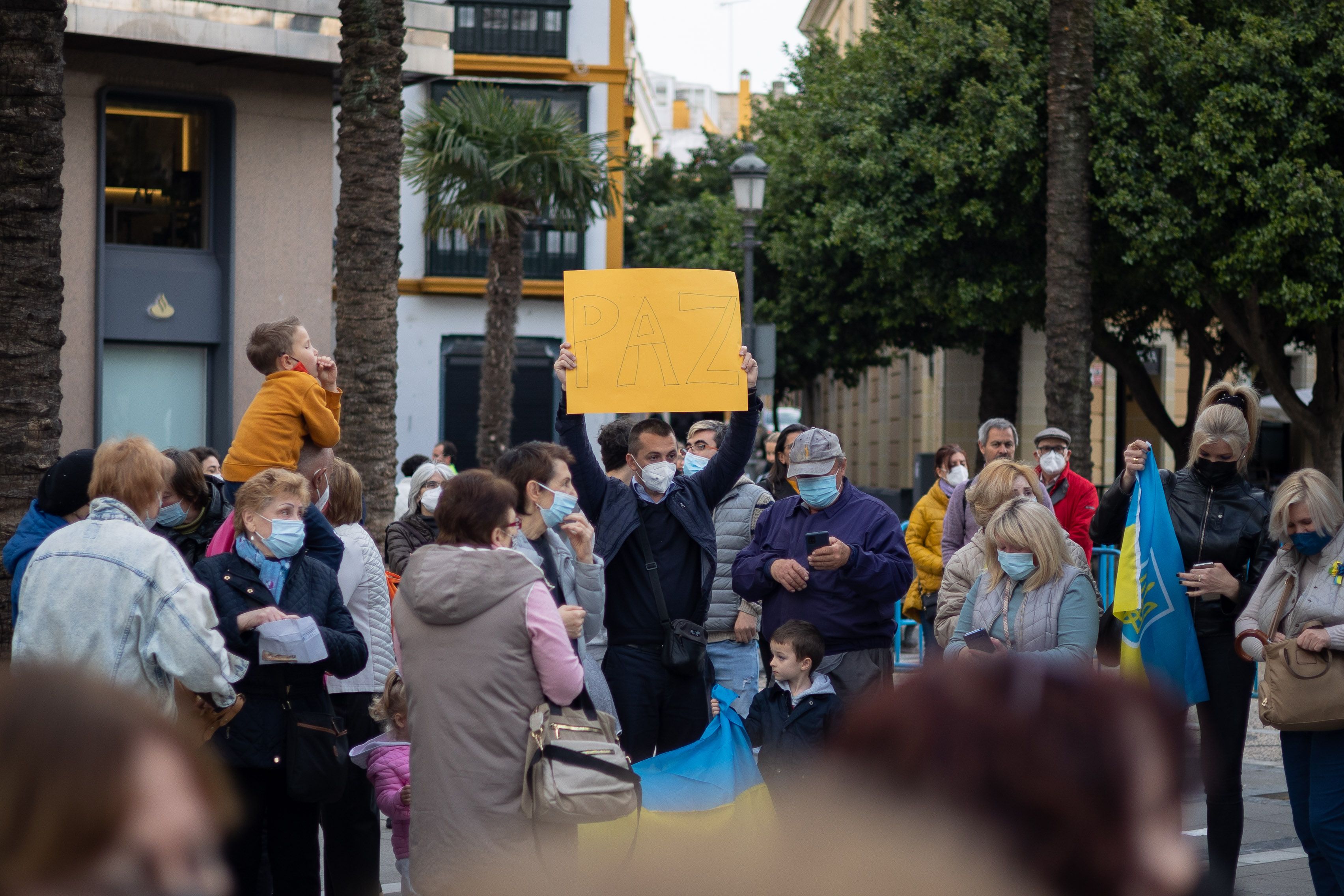 Carteles de 'No a la guerra' en la concentración contra la invasión de Rusia