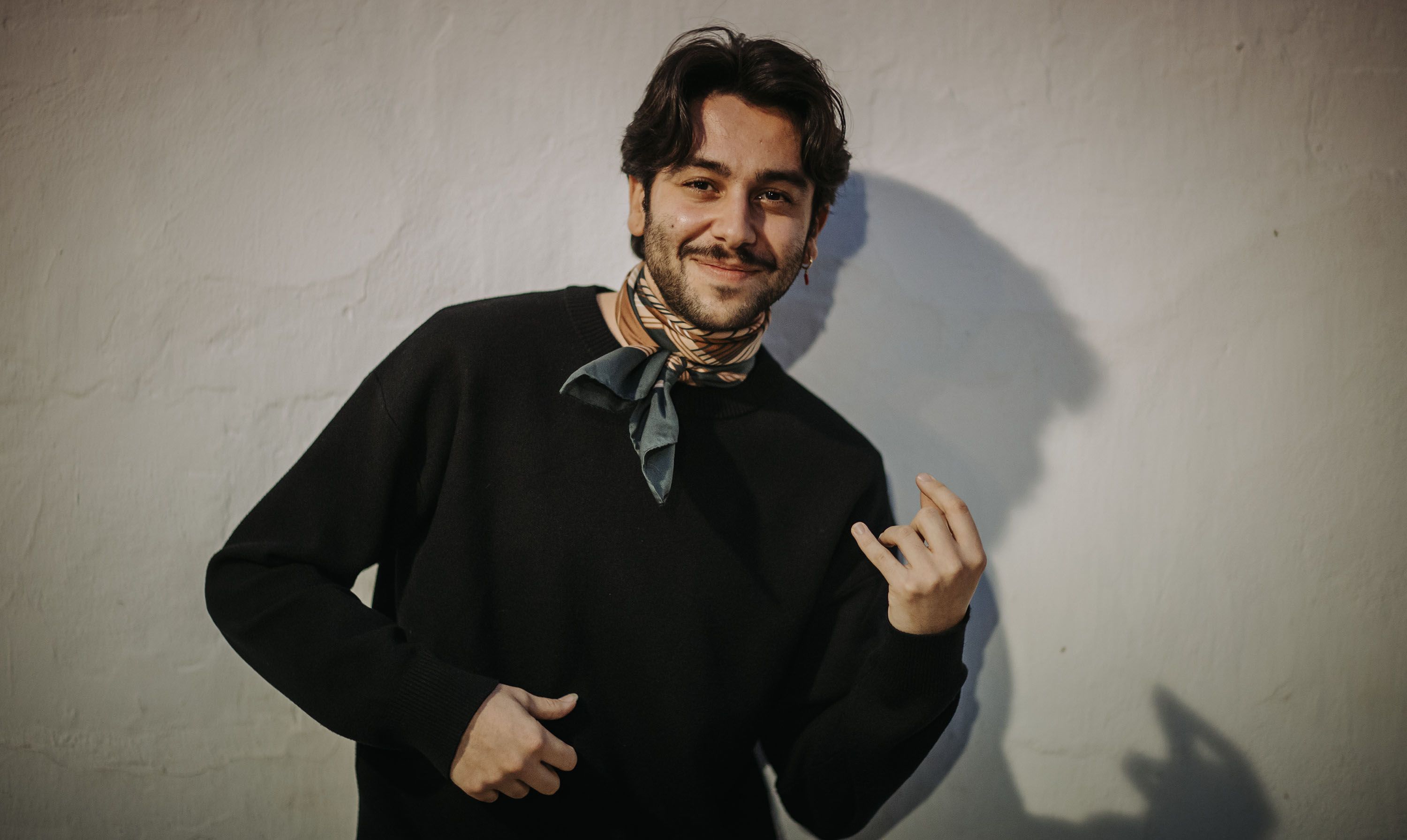 El guitarrista Yerai Cortés simula tocar su sonante, este jueves en Jerez, tras la entrevista con lavozdelsur.es.