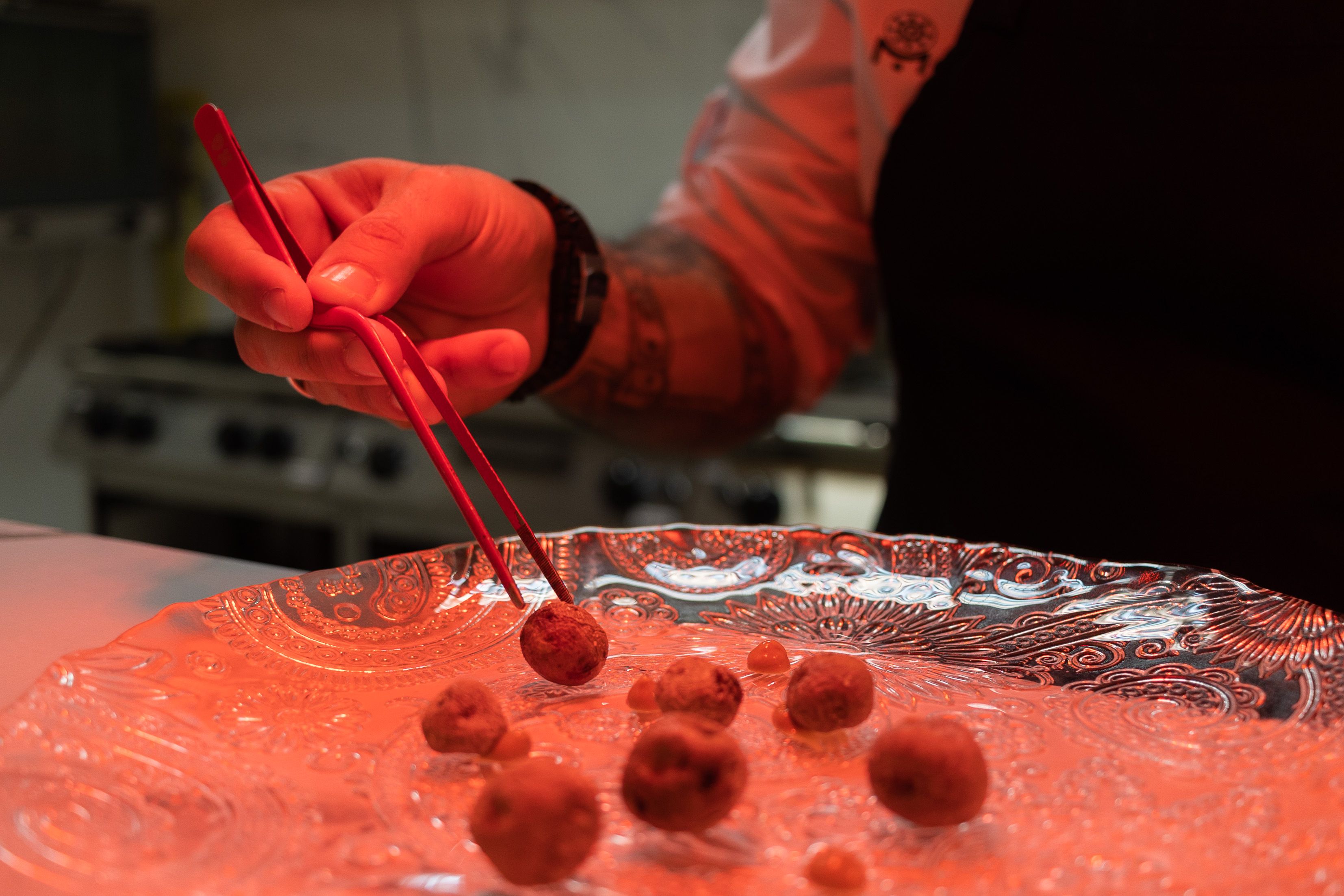 Preparación de un plato de papas arrugadas.