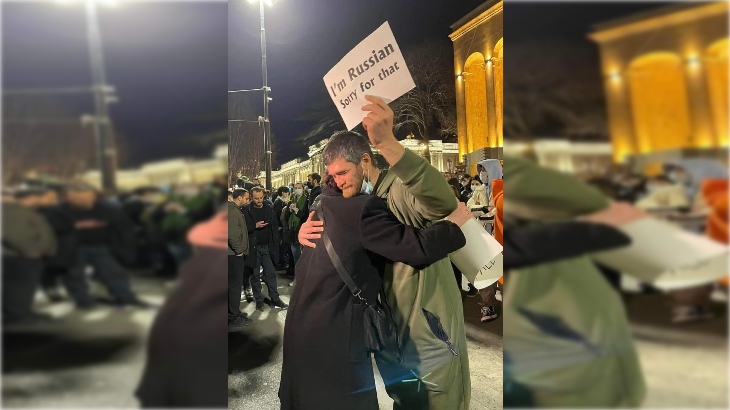 Un manifestante protesta en contra de la guerra contra Ucrania en Rusia