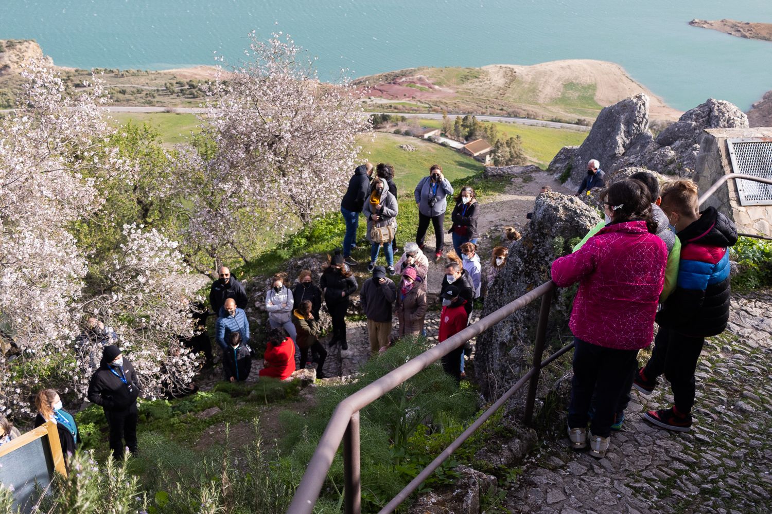 Visitantes en la villa medieval de Zahara de la Sierra durante el encuentro con lavozdelsur.es