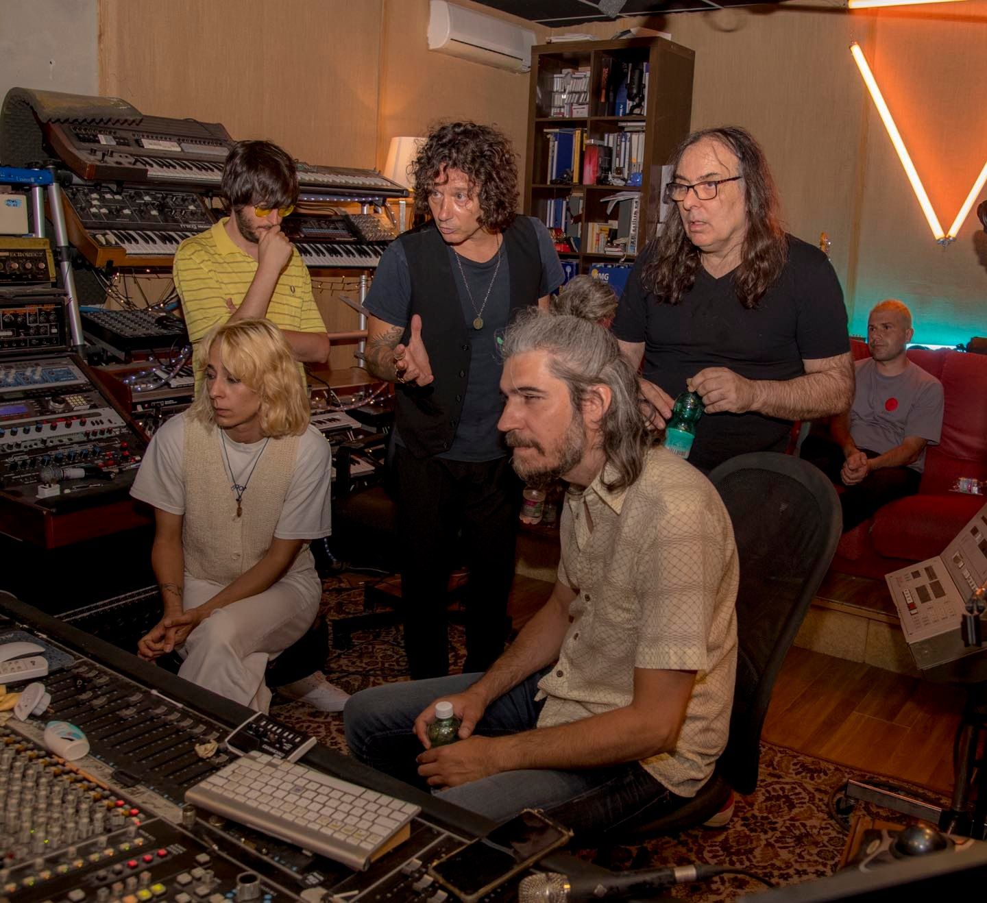 Enrique Bunbury en una grabación junto a Paco Loco Enrique Bunbury en una grabación junto a Paco Loco