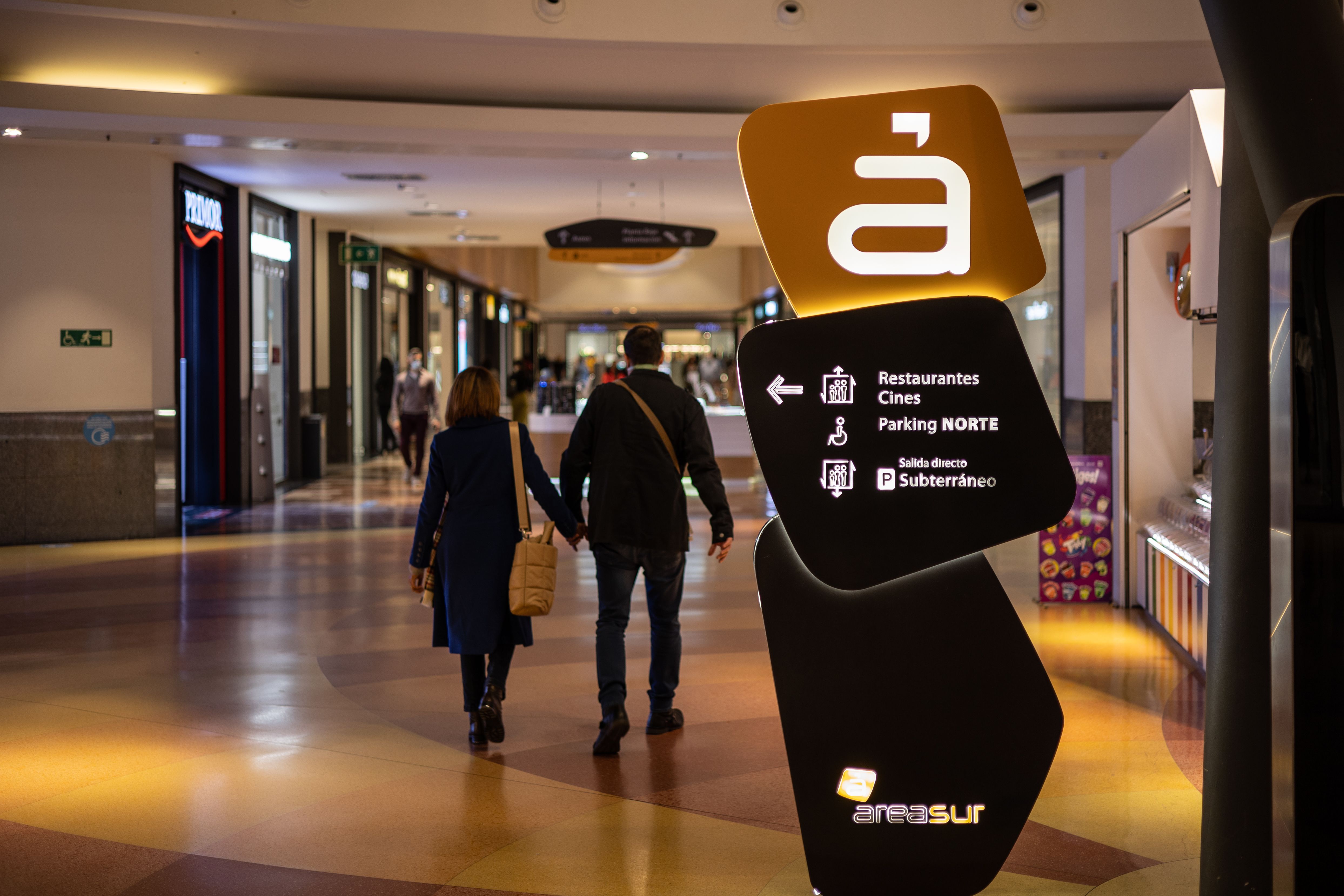 Varias personas disfrutan de una tarde de compras en Área Sur.
