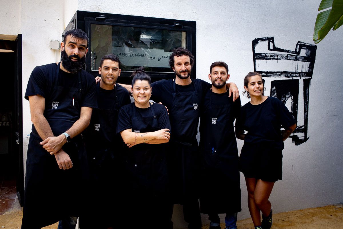 Edu Pérez y su equipo junto al logo del restaurante Tohqa. Edu Pérez y su equipo junto al logo del restaurante Tohqa.