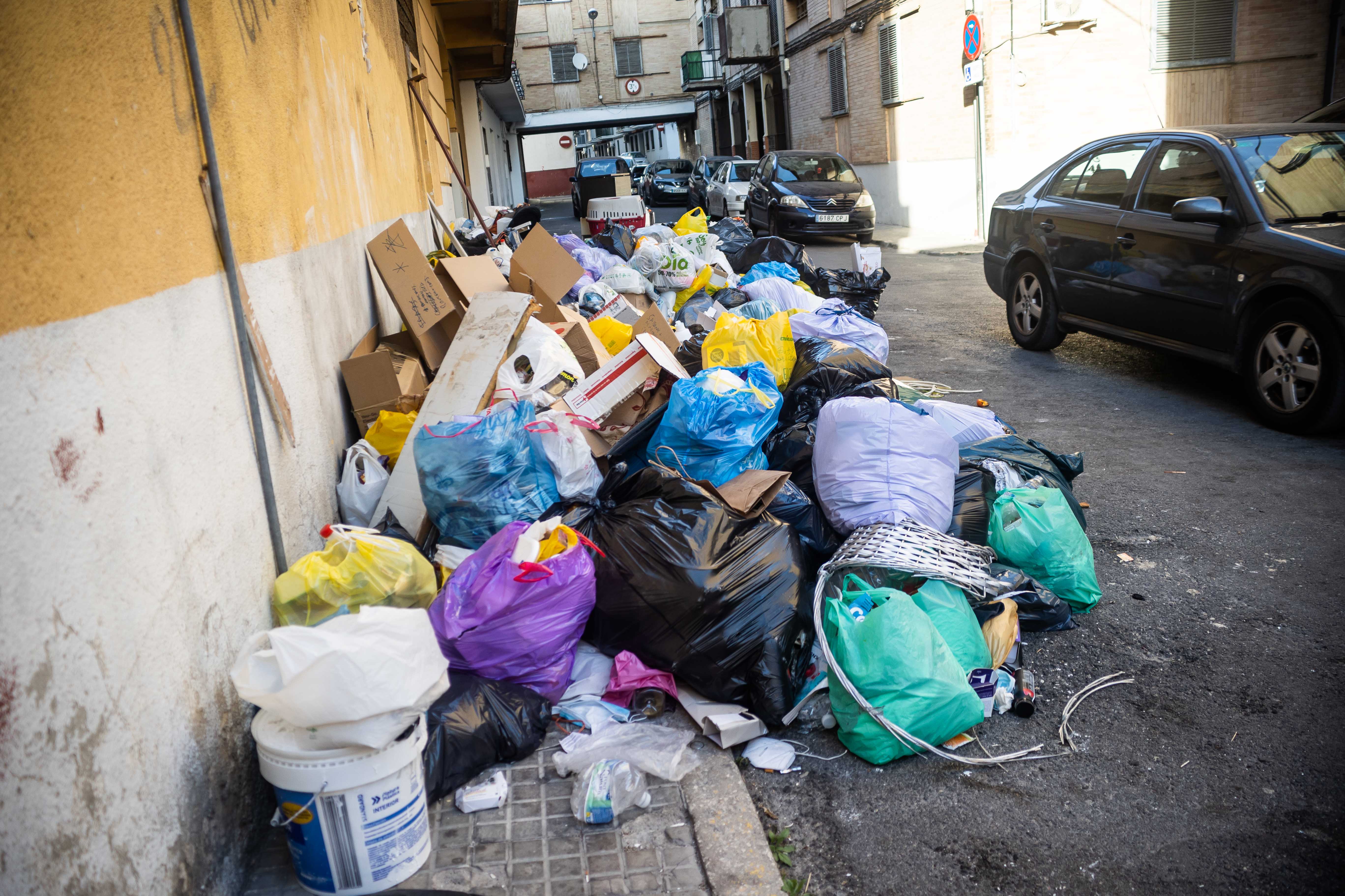 Contenedores desbordados en las calles de El Puerto.