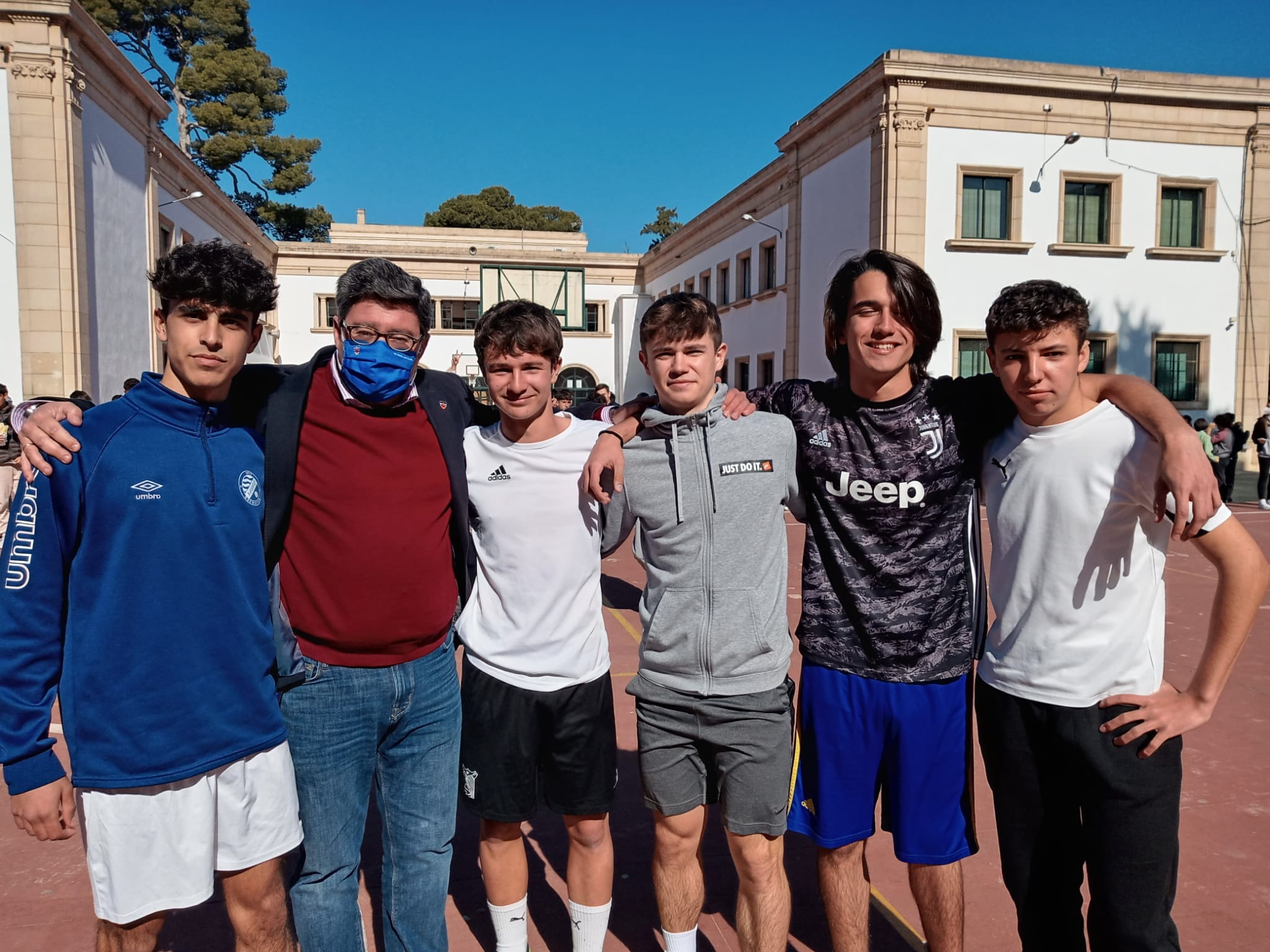 El director del IES Padre Luis Coloma con algunos alumnos del centro este miércoles
