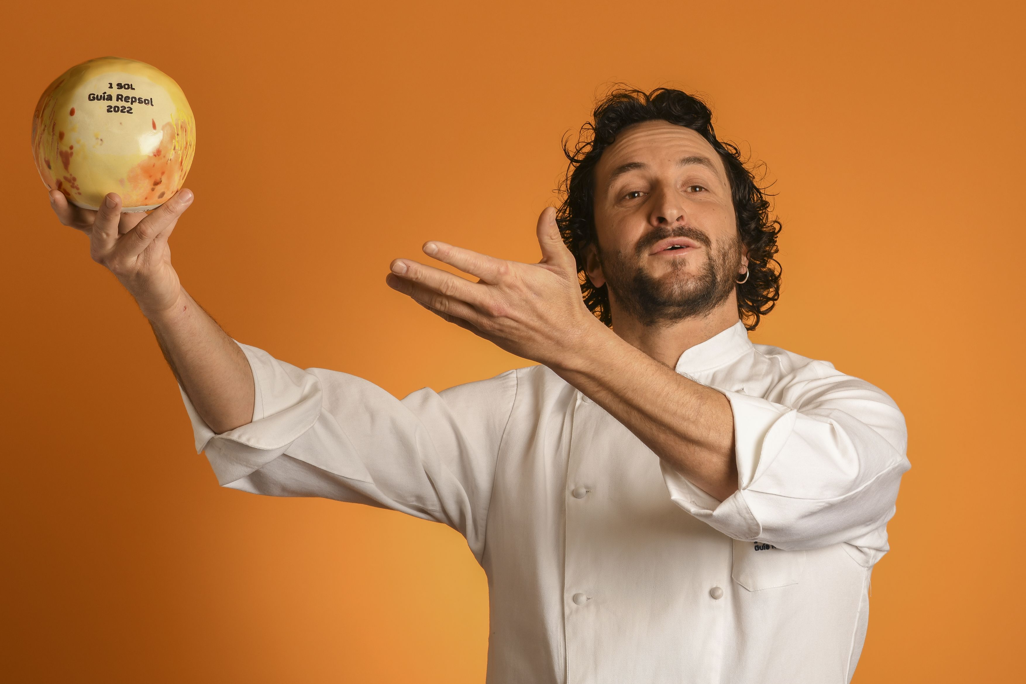 Eduardo Pérez, cocinero del restaurante Tohqa de El Puerto, con Sol. Eduardo Pérez, cocinero del restaurante Tohqa de El Puerto, con Sol.