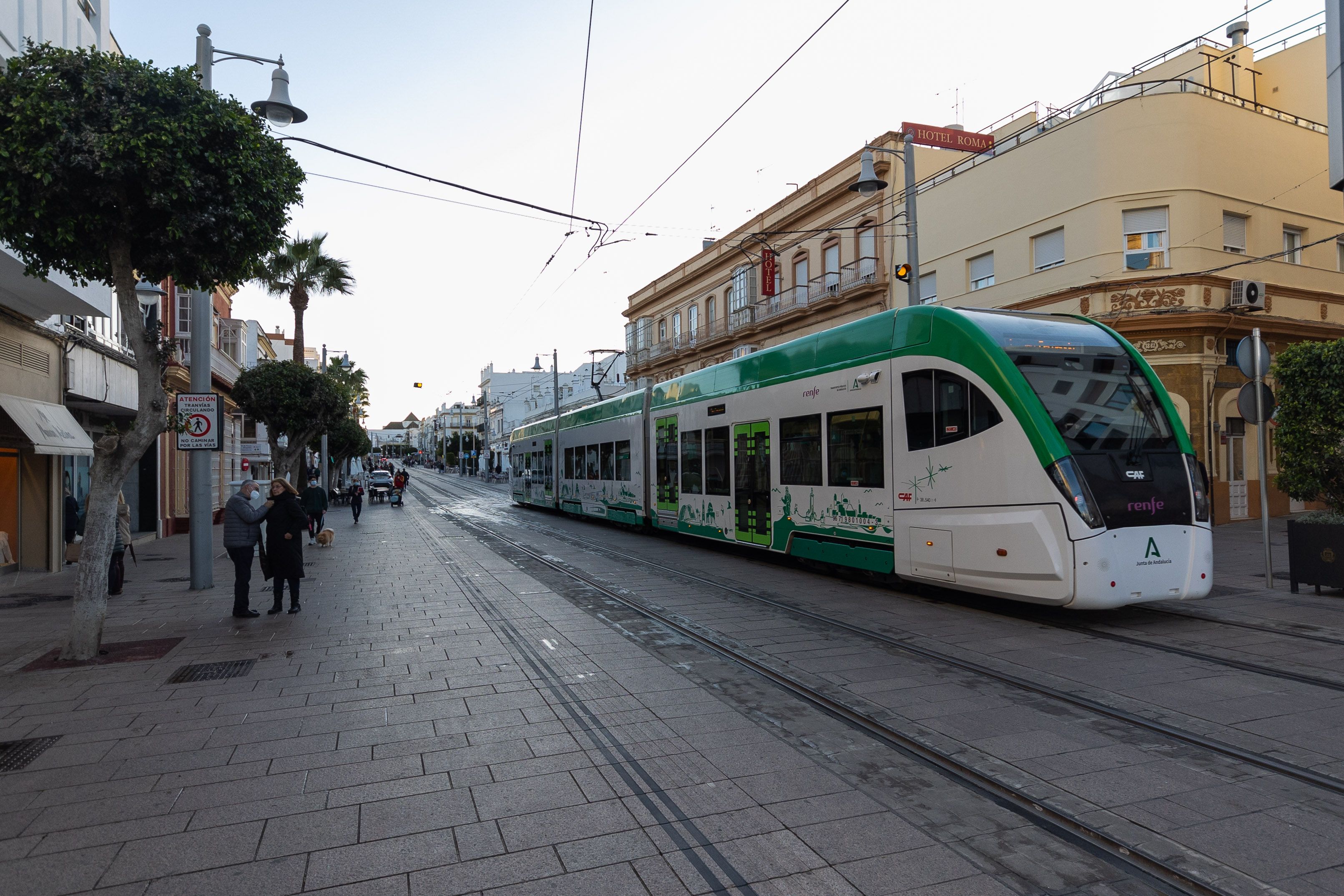 El tranvía, TramBahía, atravesando la Calle Real