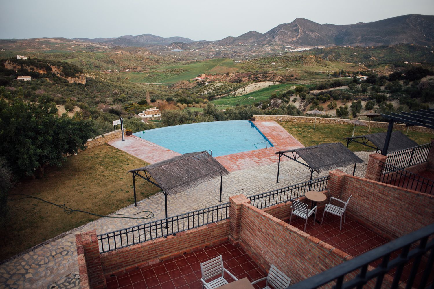 La piscina-balcón mira hacia una reserva de la biosfera