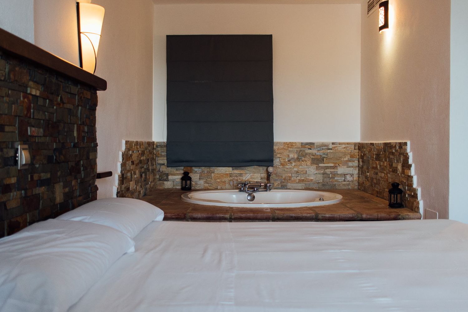 Una de las suite con jacuzzi de Los Tadeos