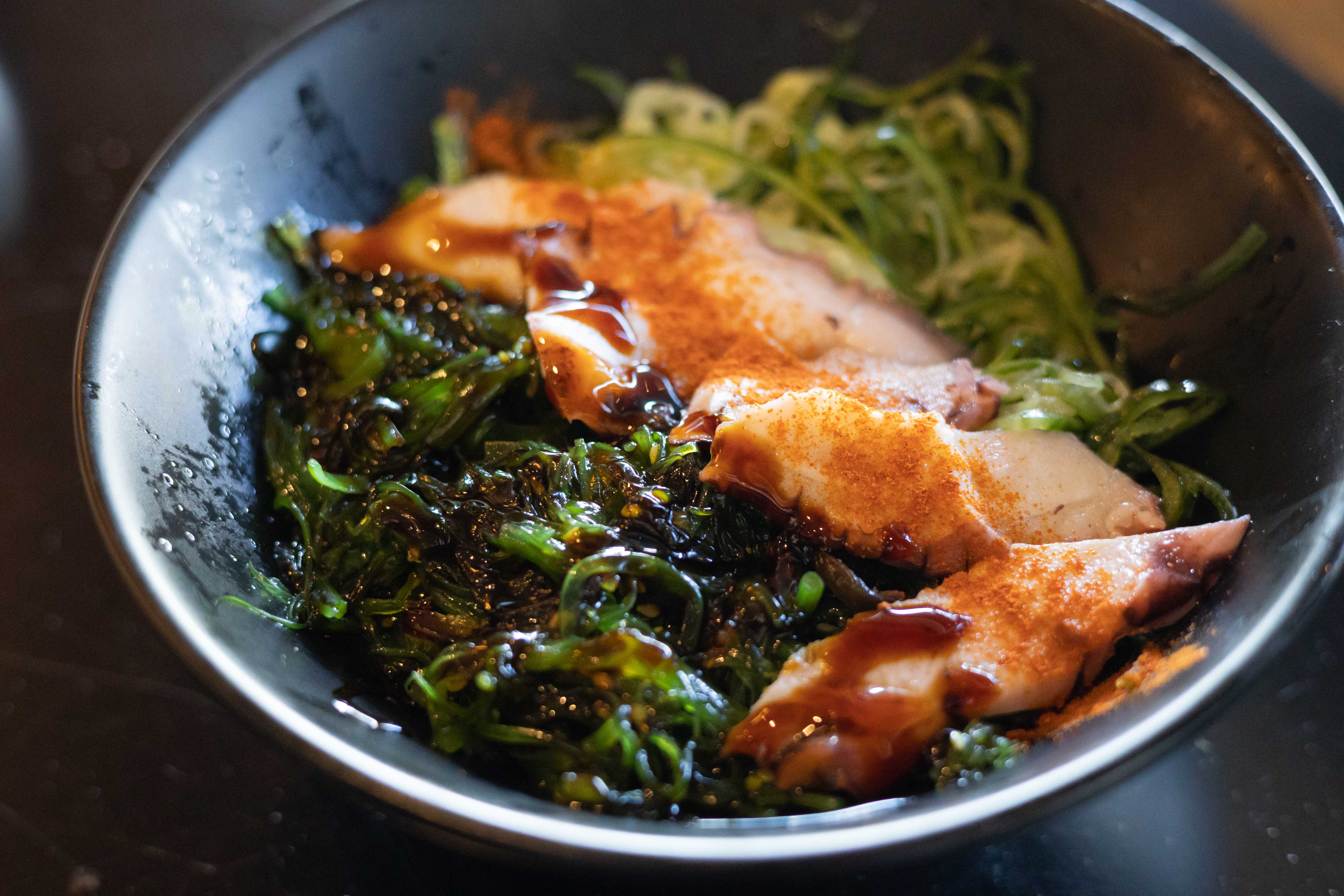 Ensalada tokosu de wakame con pepino y pulpo cocido.