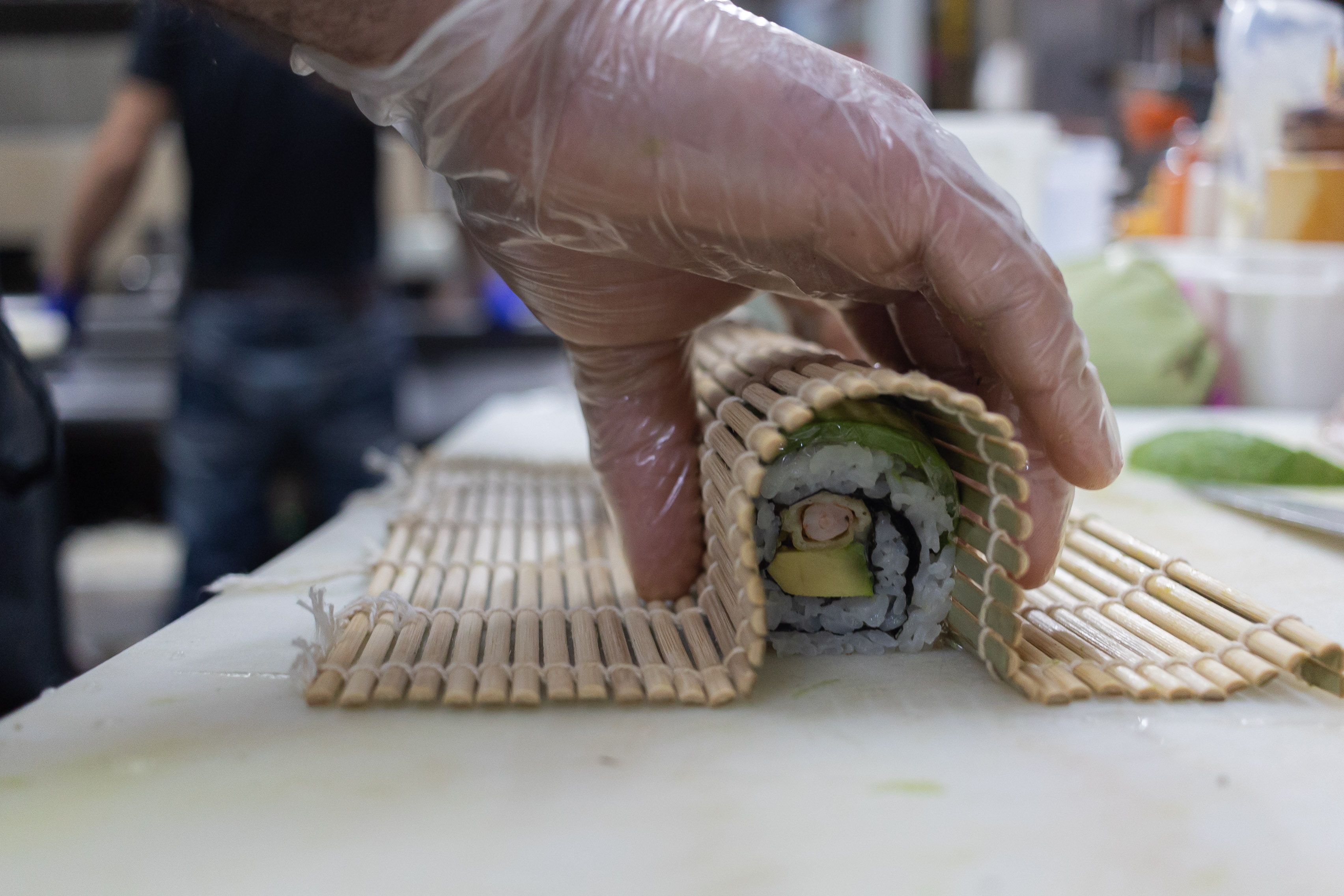 Miguel elabora sushi con una herramienta.
