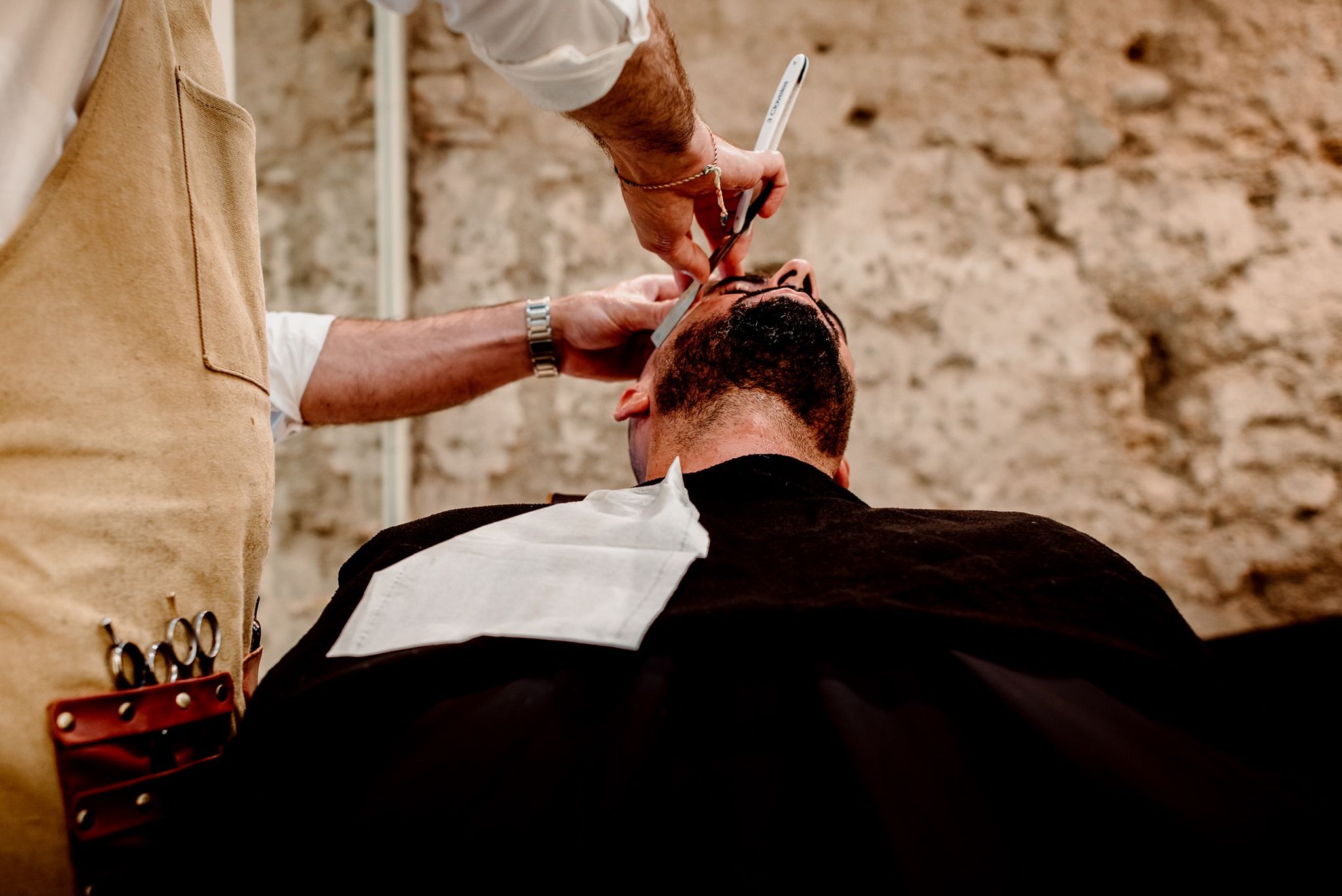 Arreglo de barba en la peluquería chipionera.