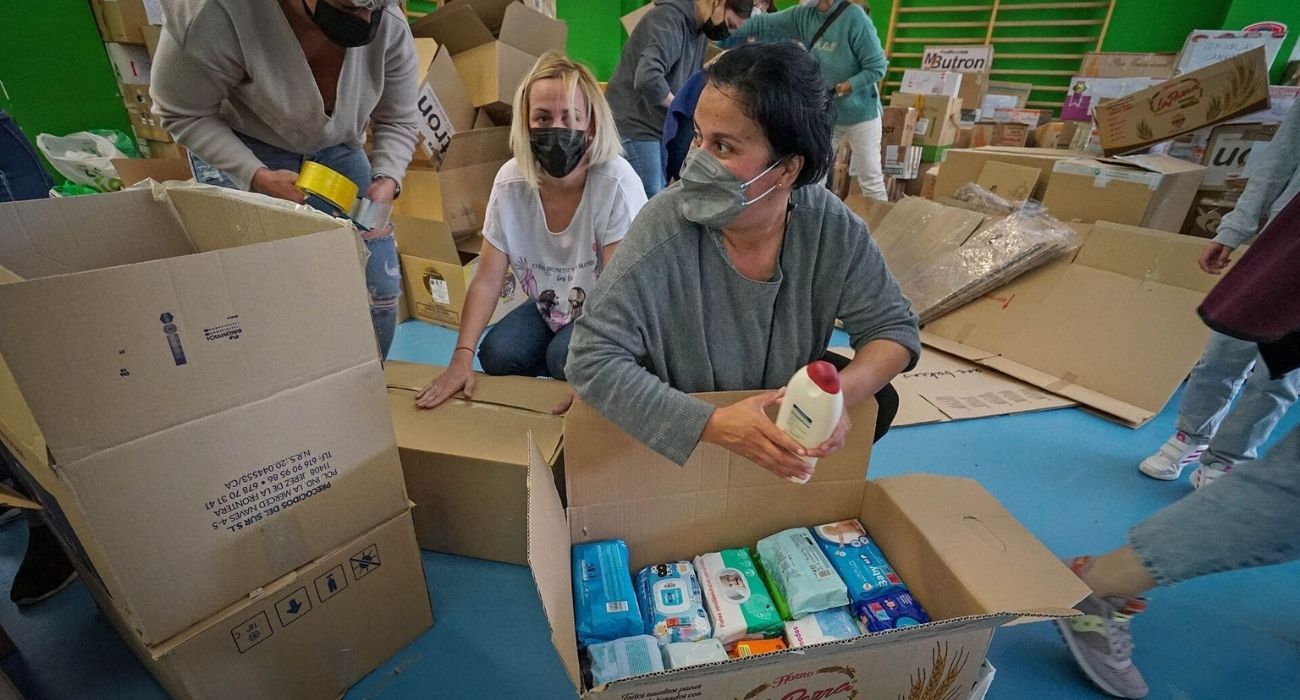 Madres del CEIP Guadaluz, ordenando el material donado para Ucrania.