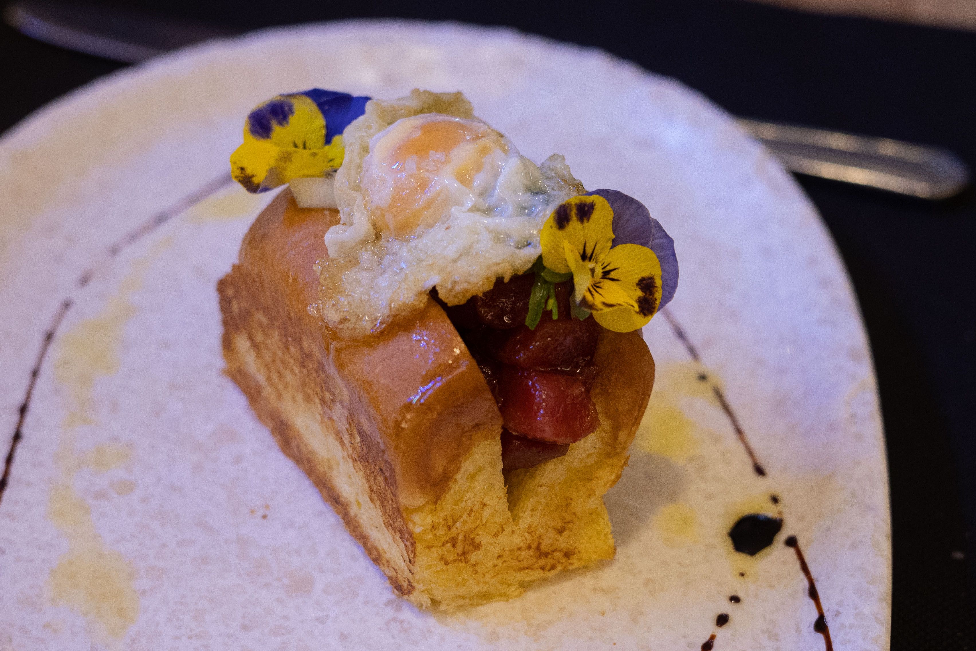 Brioche de tartar de atún con huevo frito de codorniz.
