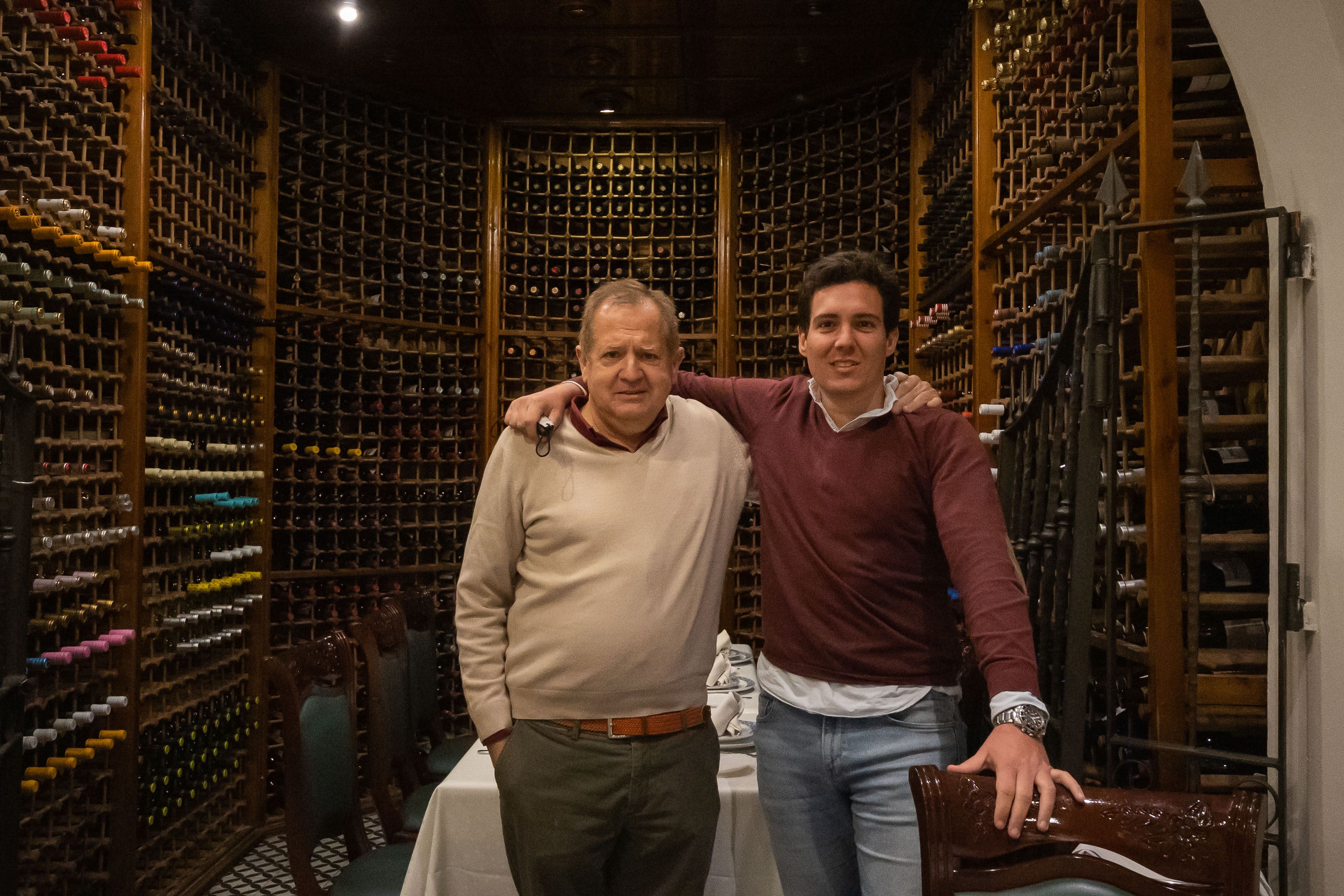 Paco Custodio padre e hijo en el rincón bodeguero.
