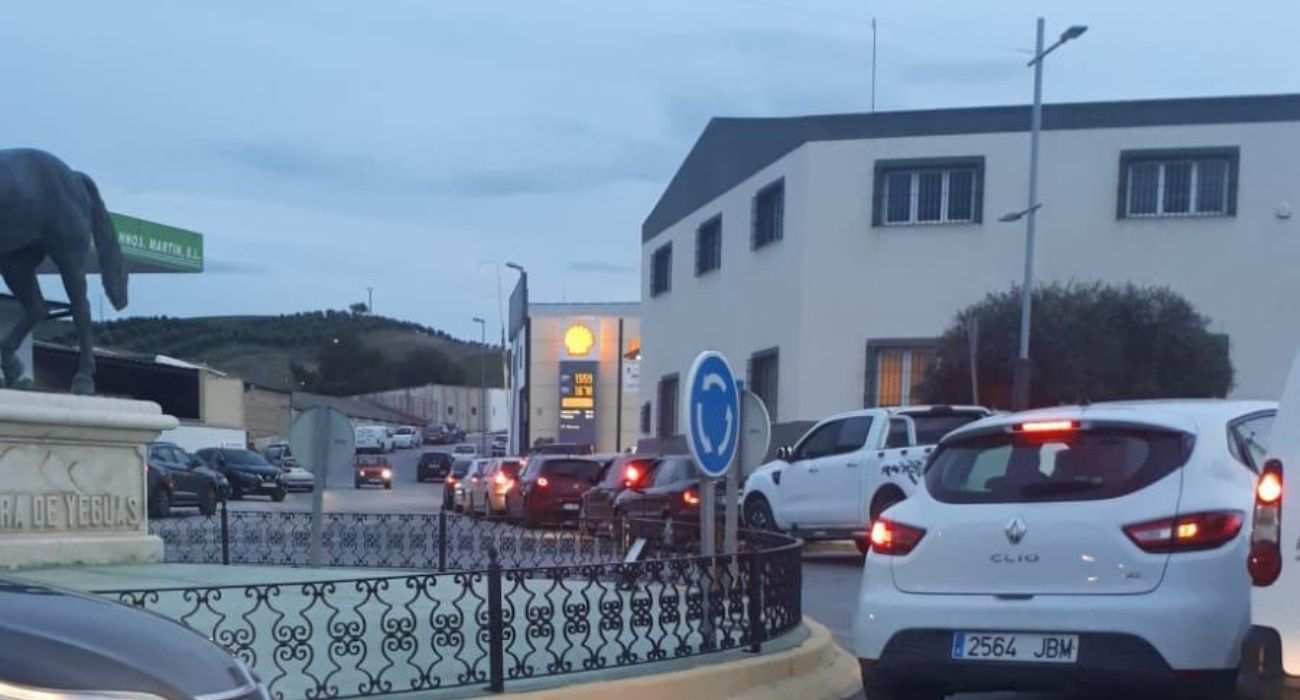 Colas para entrar a una gasolinera ante la huelga indefinida prevista para el domingo.