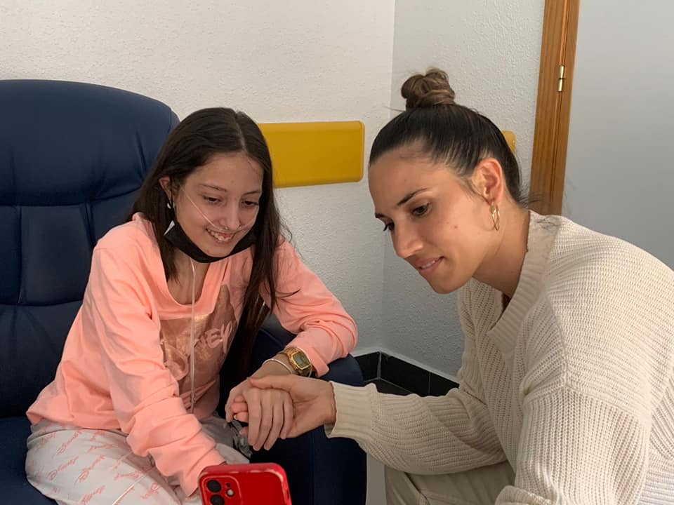 India Martínez, junto a Manuela. India Martínez, junto a Manuela.