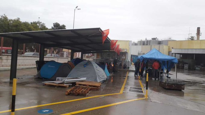 Lugar donde duermen los trabajadores de Zumosol tras dos ERTE y el adeudo de diez nóminas Lugar donde duermen los trabajadores de Zumosol tras dos ERTE y el adeudo de diez nóminas