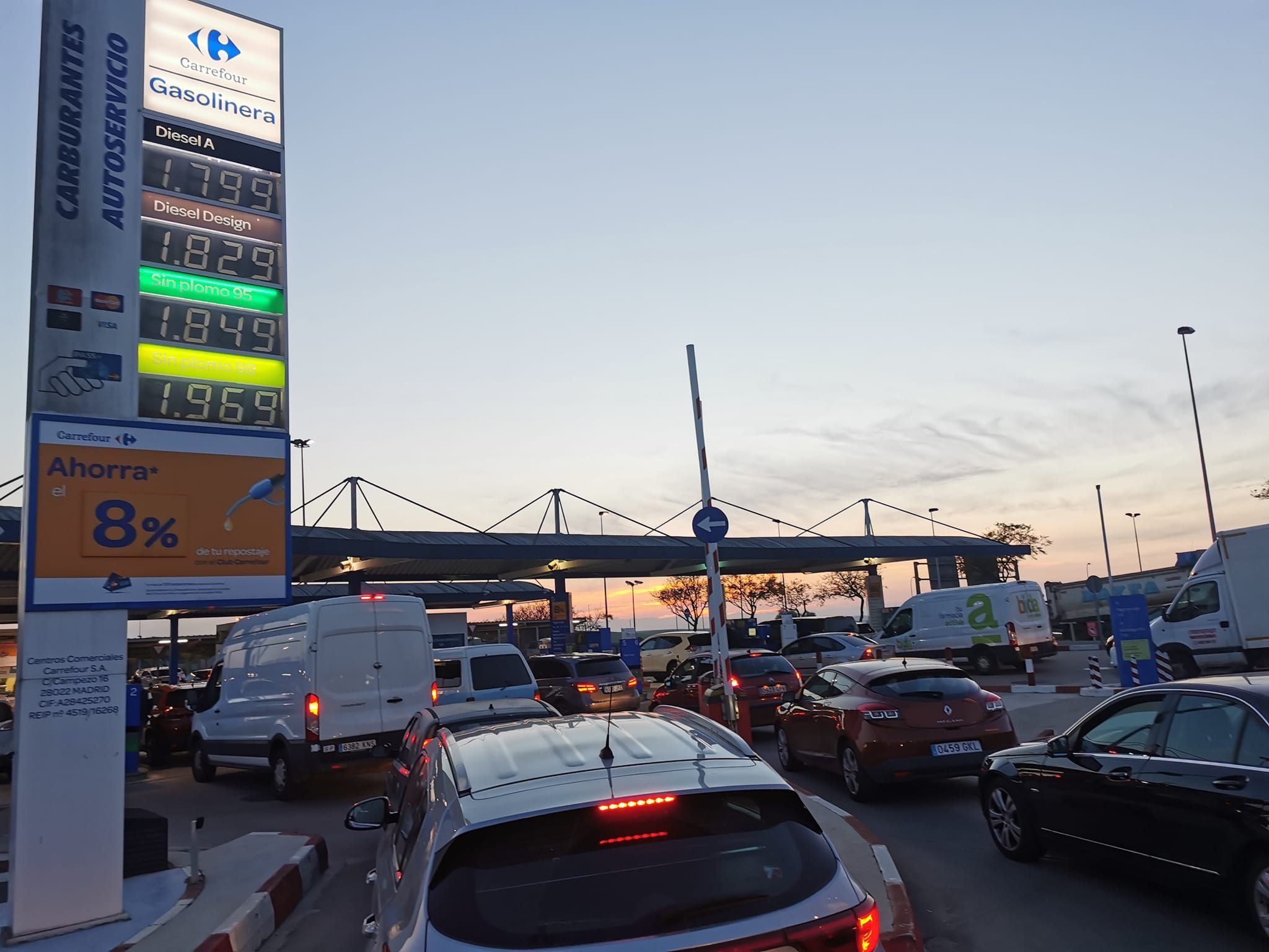 El caos vuelve a las gasolineras. Imagen reciente de colas en una estación de servicio.