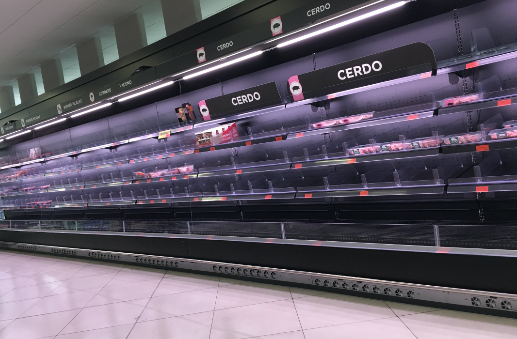 Estantes de las carnes en Mercadona. Las compras están creciendo en tiempos de guerra. Estantes de las carnes en Mercadona. Las compras están creciendo en tiempos de guerra.