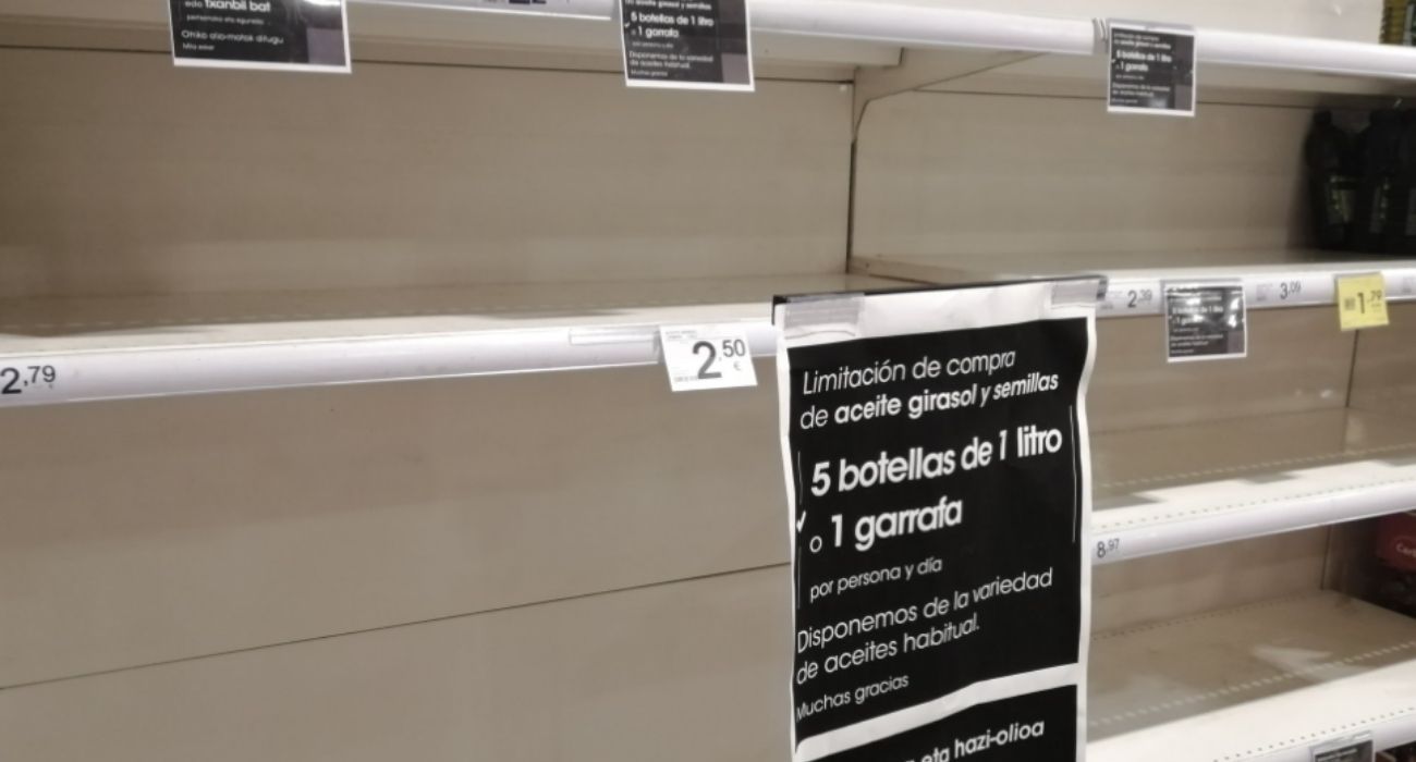 Uno de los establecimientos con un cartel de limitación de compra de unidades de aceite de girasol.