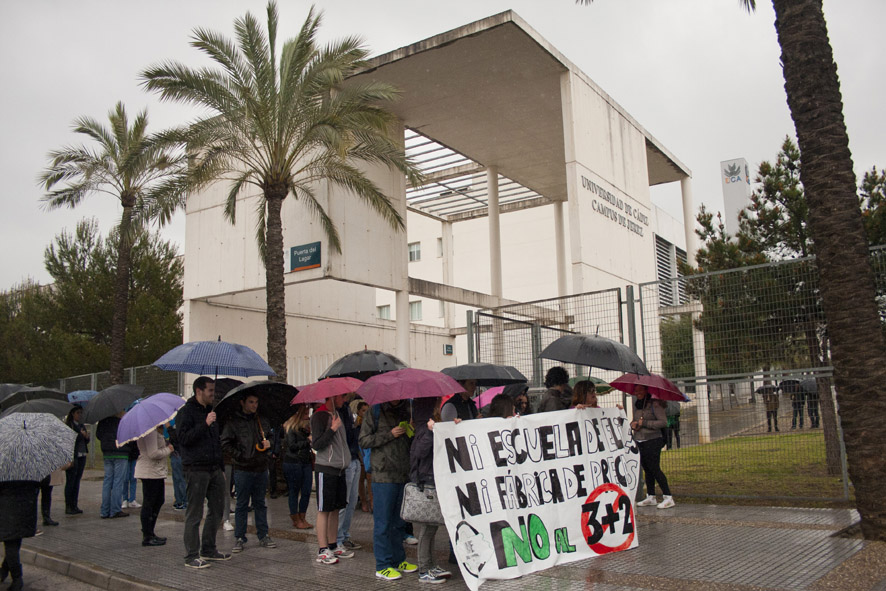 Estudiantes salen a la calle para protestar contra el decreto 3+2 ...