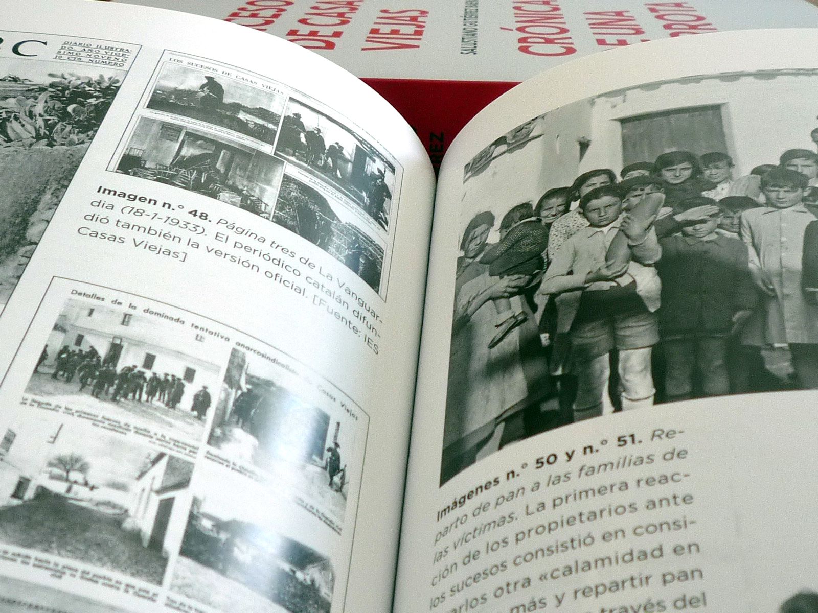 El libro contiene 104 imágenes ampliamente comentadas que suponen un recorrido visual por la iconografía de este episodio y sus pormenores.