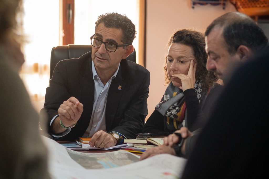Miguel Molina, durante una reunión, instantes antes de la entrevista. FOTO: MANU GARCÍA